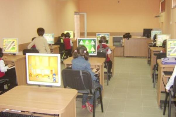 Elevi din Medgidia, în vizită la Sediul Poliţei Rutiere, de pe Brătianu